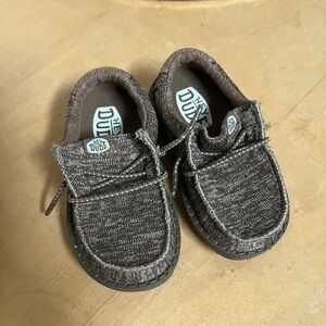 Like new Hey Dudes size 6 worn 2x.